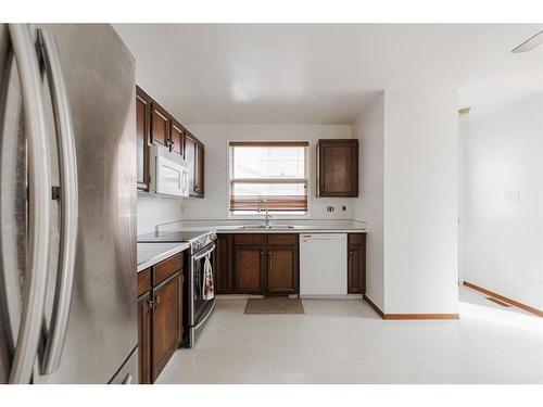 332 Ermine Crescent, Fort Mcmurray, AB - Indoor Photo Showing Kitchen