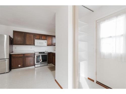 332 Ermine Crescent, Fort Mcmurray, AB - Indoor Photo Showing Kitchen