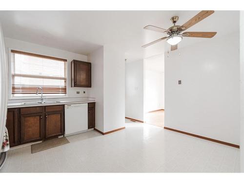 332 Ermine Crescent, Fort Mcmurray, AB - Indoor Photo Showing Kitchen