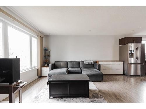 205 Leigh Crescent, Fort Mcmurray, AB - Indoor Photo Showing Living Room