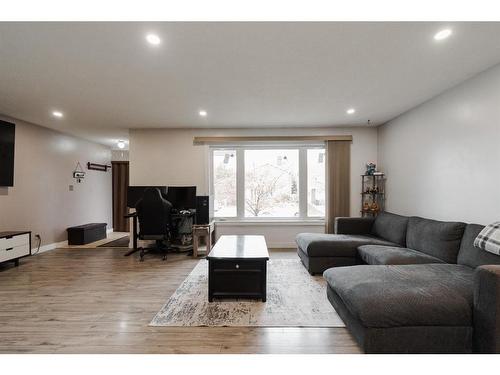 205 Leigh Crescent, Fort Mcmurray, AB - Indoor Photo Showing Living Room