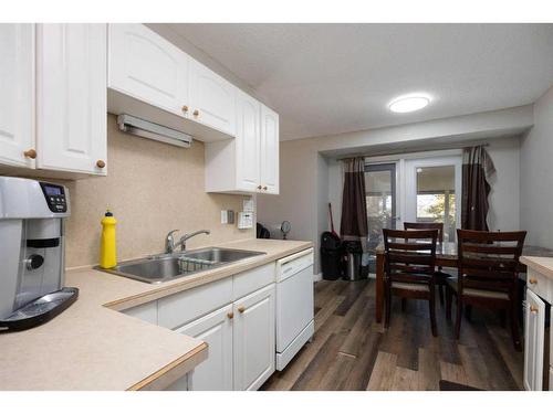 189 Oaks Bay, Fort Mcmurray, AB - Indoor Photo Showing Kitchen With Double Sink