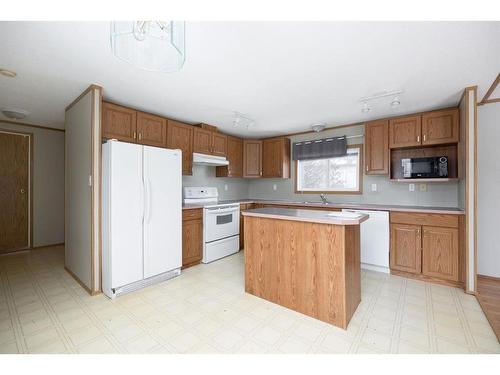 116 Cokerill Crescent, Fort Mcmurray, AB - Indoor Photo Showing Kitchen