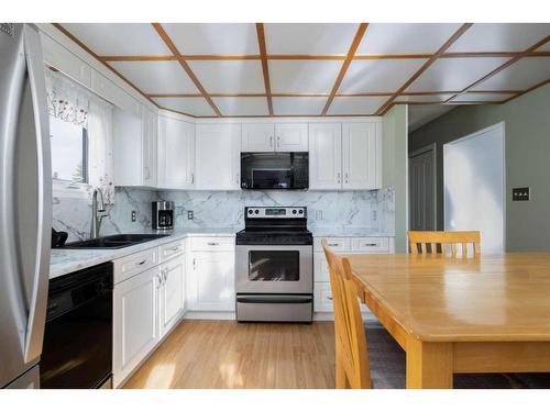 441 Signal Road, Fort Mcmurray, AB - Indoor Photo Showing Kitchen