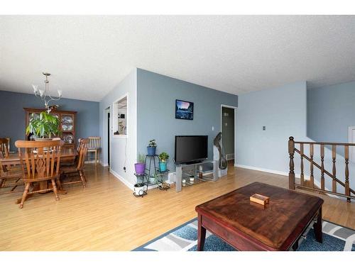 441 Signal Road, Fort Mcmurray, AB - Indoor Photo Showing Living Room