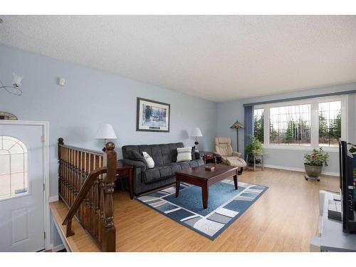 441 Signal Road, Fort Mcmurray, AB - Indoor Photo Showing Living Room