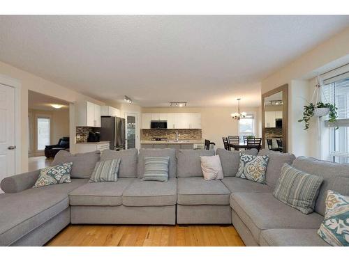 337 Burton Place, Fort Mcmurray, AB - Indoor Photo Showing Living Room