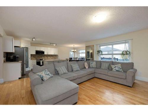 337 Burton Place, Fort Mcmurray, AB - Indoor Photo Showing Living Room