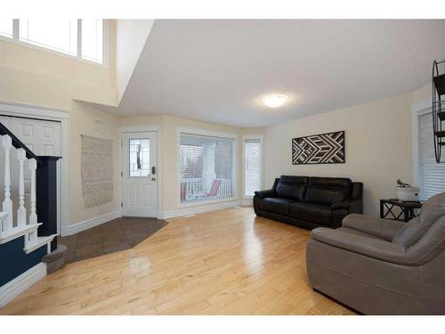 337 Burton Place, Fort Mcmurray, AB - Indoor Photo Showing Living Room