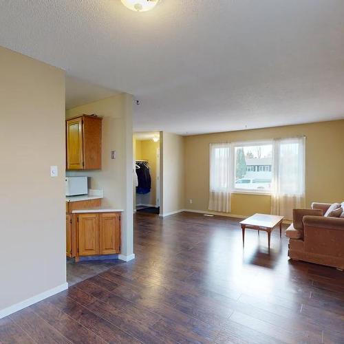 20 Fitzgerald Avenue, Fort Mcmurray, AB - Indoor Photo Showing Living Room