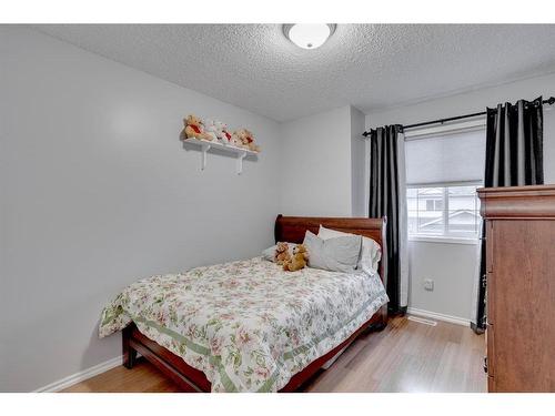 197 Kodiak Crescent, Fort Mcmurray, AB - Indoor Photo Showing Bedroom