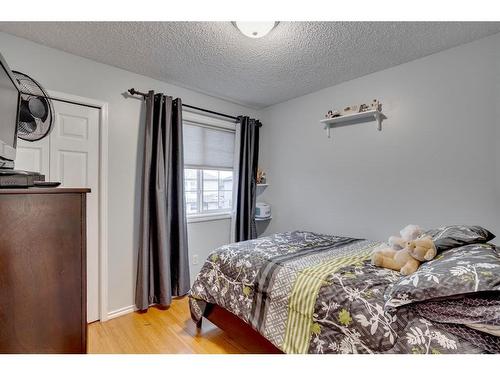 197 Kodiak Crescent, Fort Mcmurray, AB - Indoor Photo Showing Bedroom