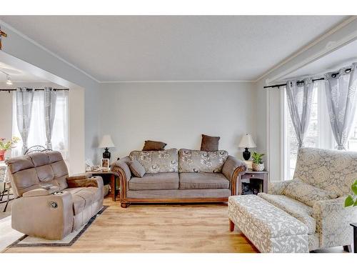 197 Kodiak Crescent, Fort Mcmurray, AB - Indoor Photo Showing Living Room