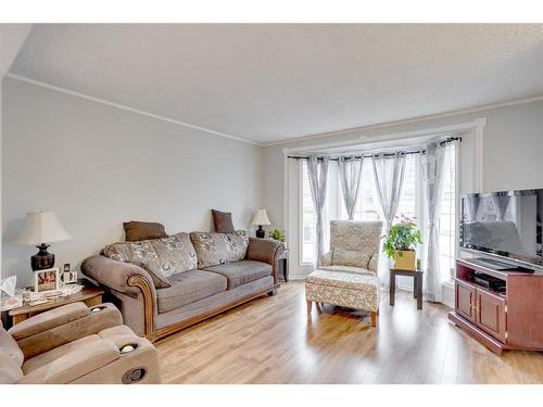 197 Kodiak Crescent, Fort Mcmurray, AB - Indoor Photo Showing Living Room