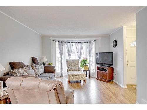 197 Kodiak Crescent, Fort Mcmurray, AB - Indoor Photo Showing Living Room