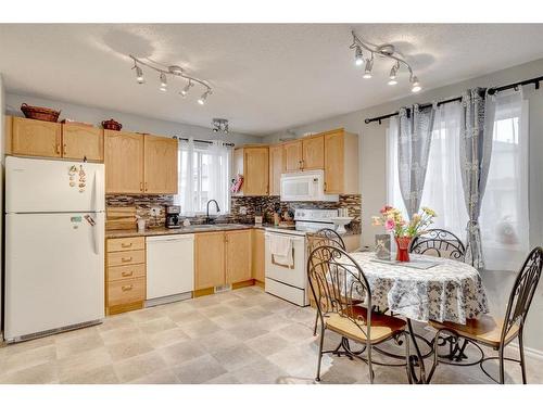 197 Kodiak Crescent, Fort Mcmurray, AB - Indoor Photo Showing Kitchen