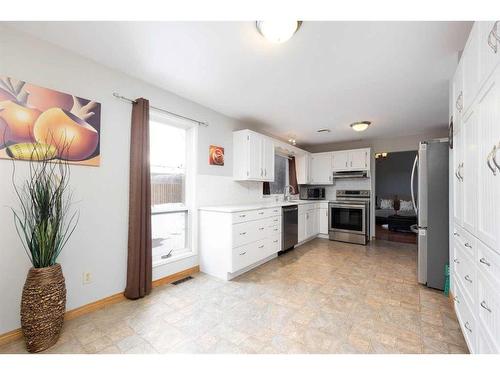 287 Cornwall Drive, Fort Mcmurray, AB - Indoor Photo Showing Kitchen