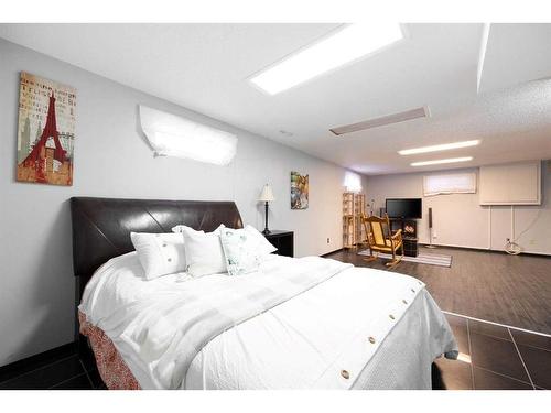 287 Cornwall Drive, Fort Mcmurray, AB - Indoor Photo Showing Bedroom