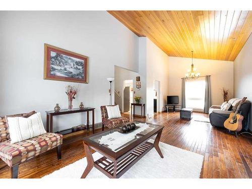 287 Cornwall Drive, Fort Mcmurray, AB - Indoor Photo Showing Living Room