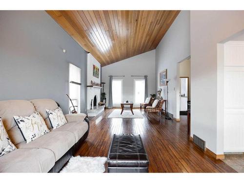 287 Cornwall Drive, Fort Mcmurray, AB - Indoor Photo Showing Living Room