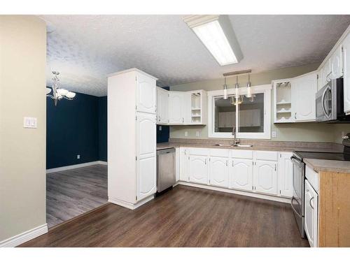 176 Torrie Bay, Fort Mcmurray, AB - Indoor Photo Showing Kitchen With Double Sink