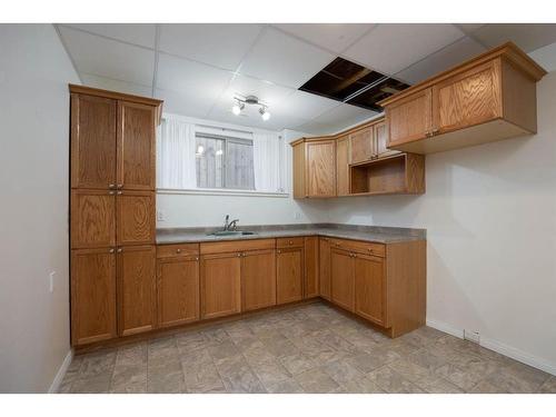 130 Paris Bay, Fort Mcmurray, AB - Indoor Photo Showing Kitchen