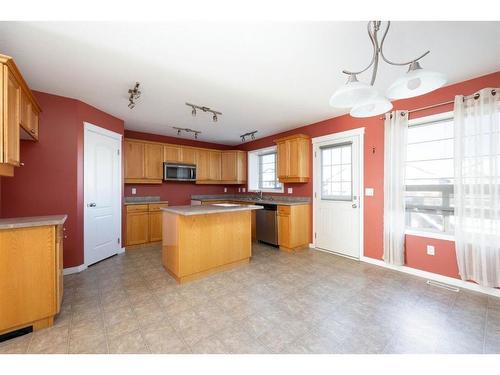 130 Paris Bay, Fort Mcmurray, AB - Indoor Photo Showing Kitchen