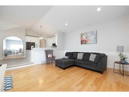 315 Berard Crescent, Fort Mcmurray, AB - Indoor Photo Showing Living Room