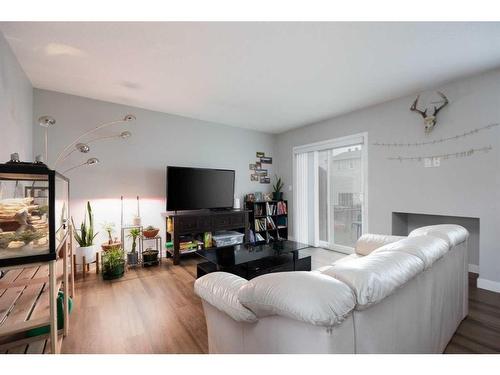 147 Alderwood Drive, Fort Mcmurray, AB - Indoor Photo Showing Living Room