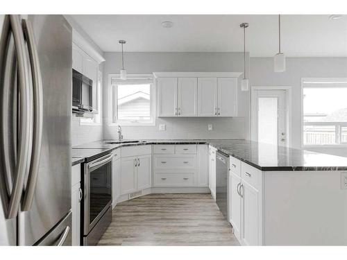 131 Athabasca Crescent, Fort Mcmurray, AB - Indoor Photo Showing Kitchen With Upgraded Kitchen