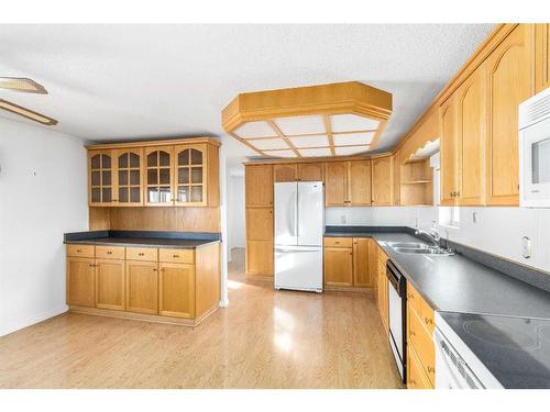 177 Cokerill Crescent, Fort Mcmurray, AB - Indoor Photo Showing Kitchen With Double Sink