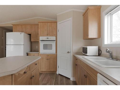 137 Clausen Crescent, Fort Mcmurray, AB - Indoor Photo Showing Kitchen