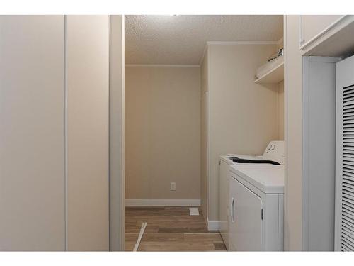 137 Clausen Crescent, Fort Mcmurray, AB - Indoor Photo Showing Laundry Room