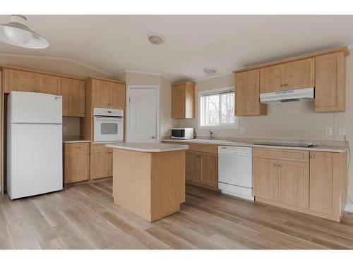 137 Clausen Crescent, Fort Mcmurray, AB - Indoor Photo Showing Kitchen