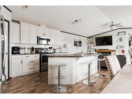 785 Beacon Hill Drive, Fort Mcmurray, AB - Indoor Photo Showing Kitchen With Stainless Steel Kitchen With Upgraded Kitchen