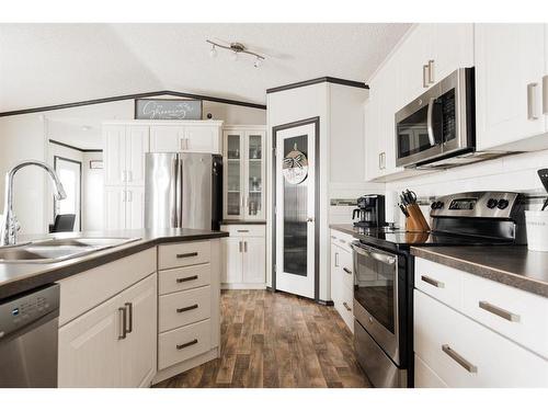 785 Beacon Hill Drive, Fort Mcmurray, AB - Indoor Photo Showing Kitchen With Stainless Steel Kitchen With Double Sink With Upgraded Kitchen