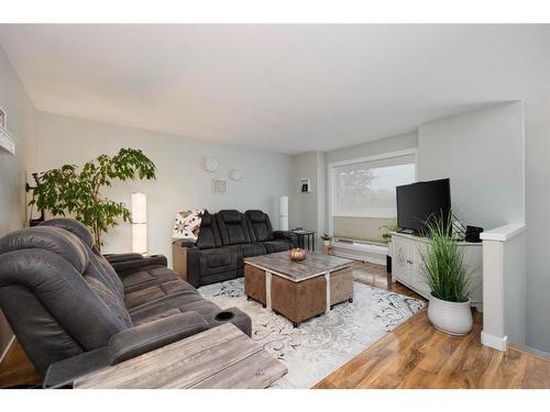 124 Blanchett Road, Fort Mcmurray, AB - Indoor Photo Showing Living Room