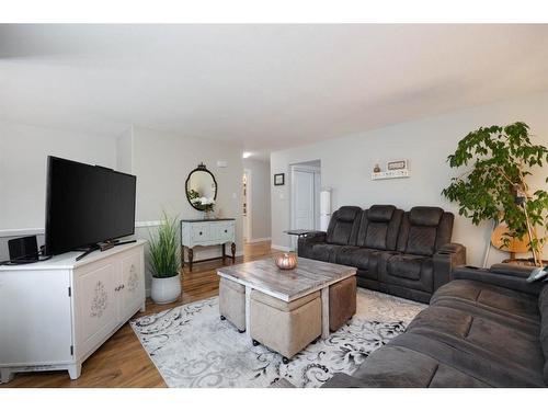 124 Blanchett Road, Fort Mcmurray, AB - Indoor Photo Showing Living Room