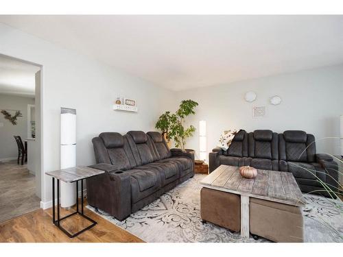 124 Blanchett Road, Fort Mcmurray, AB - Indoor Photo Showing Living Room