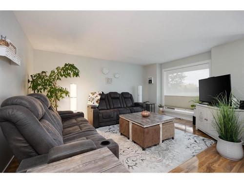 124 Blanchett Road, Fort Mcmurray, AB - Indoor Photo Showing Living Room