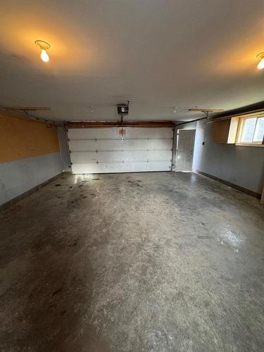 217 Hillcrest Drive, Fort Mcmurray, AB - Indoor Photo Showing Garage