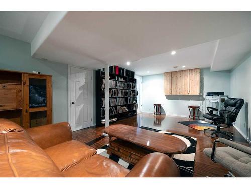 197 Swanson Crescent, Fort Mcmurray, AB - Indoor Photo Showing Living Room