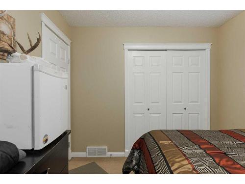 113 Paris Crescent, Fort Mcmurray, AB - Indoor Photo Showing Bedroom