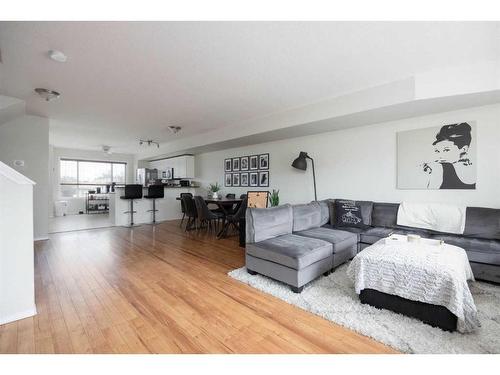 17-240 Laffont Way, Fort Mcmurray, AB - Indoor Photo Showing Living Room