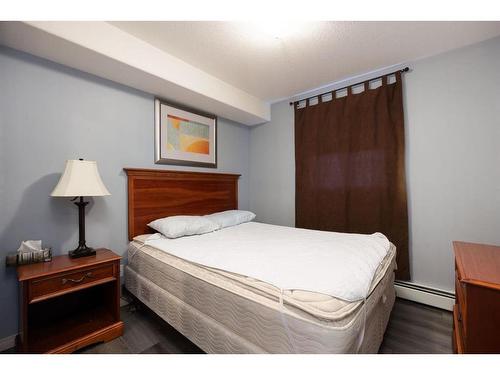 2201-200 Lougheed Drive, Fort Mcmurray, AB - Indoor Photo Showing Bedroom