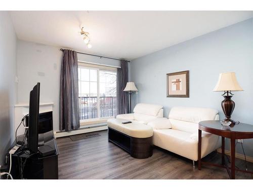 2201-200 Lougheed Drive, Fort Mcmurray, AB - Indoor Photo Showing Living Room