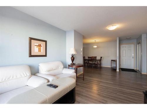 2201-200 Lougheed Drive, Fort Mcmurray, AB - Indoor Photo Showing Living Room