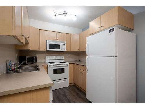 2201-200 Lougheed Drive, Fort Mcmurray, AB - Indoor Photo Showing Kitchen With Double Sink