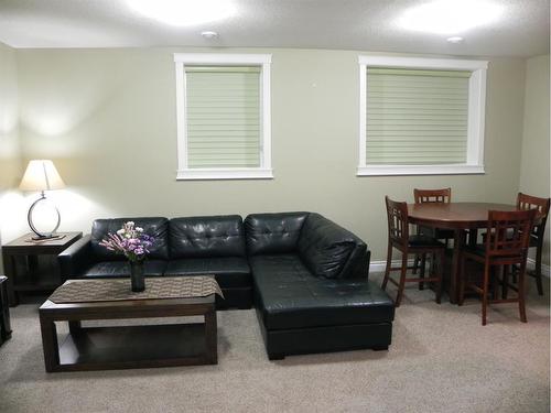 6-300 Sparrow Hawk Drive, Fort Mcmurray, AB - Indoor Photo Showing Living Room