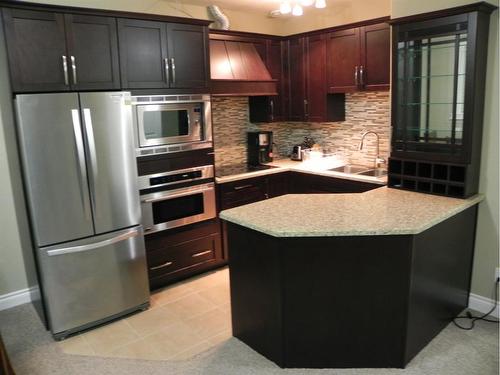 6-300 Sparrow Hawk Drive, Fort Mcmurray, AB - Indoor Photo Showing Kitchen With Stainless Steel Kitchen With Double Sink With Upgraded Kitchen